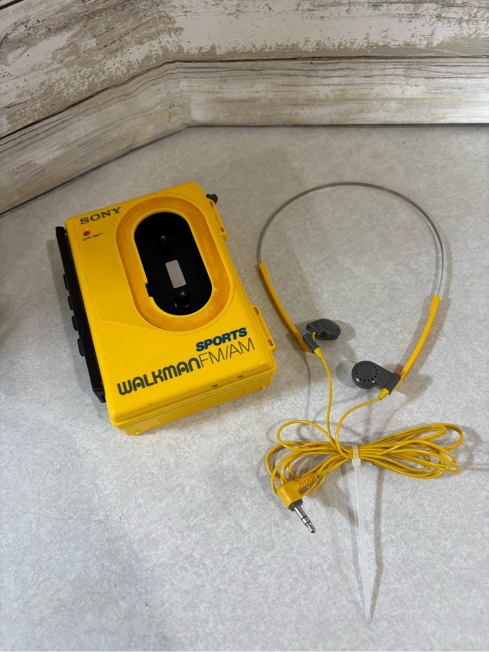Vintage 80s Sony Sports Walkman cassette and radio WORKS
